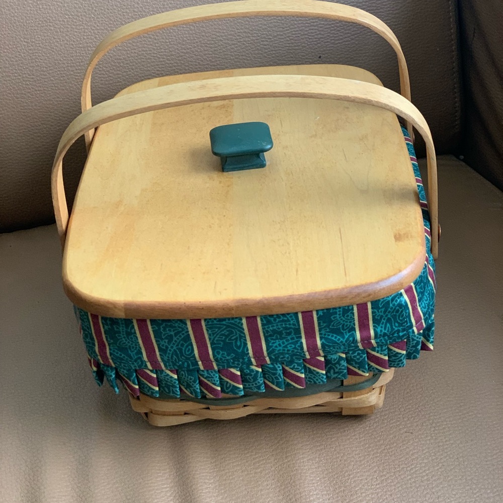Longaberger Basket with Lid - Picture 6 of 6